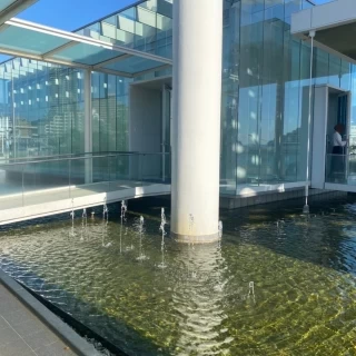 神戸の海に浮いたようなチャペル