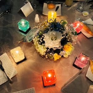 披露宴では机の真ん中にお花がありました|652355さんのアヴァンセ リアン 大阪の写真(1731470)