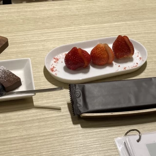 三種の苺の食べ比べとチョコレートケーキです。