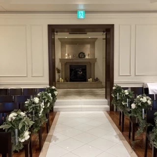 チャペルの祭壇から見た入り口です。暖炉が見えます。
