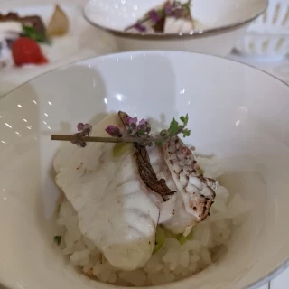 追加料金を払って、お赤飯から鯛茶漬けへ変更