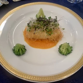 白昆布とカダイフで覆われた鱸のロティ トマトバターソース