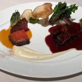 牛頬肉とサーロインの食べ比べの試食