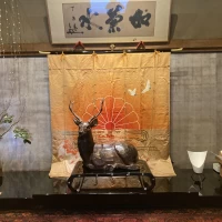 木彫りの鹿がお出迎え