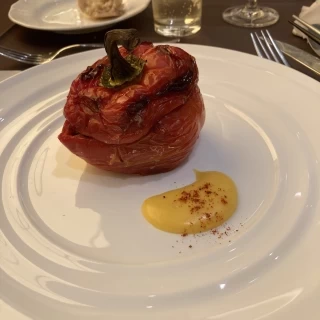 パプリカに包まれたお肉料理