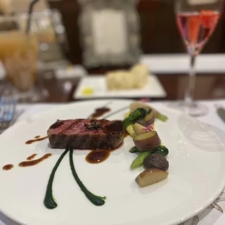 メインのお肉料理
最後シェフの方が仕上げてくださいました