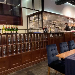 お店で使っているワイングラスが飾ってあります。