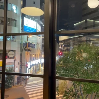会場の窓が大きく外がよく見えます。