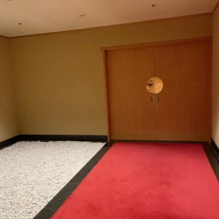 神殿の入り口は広く写真撮影スポットです。