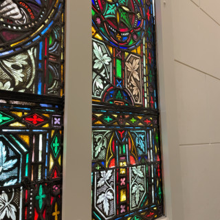 ステンドグラスは教会で使われていたものです