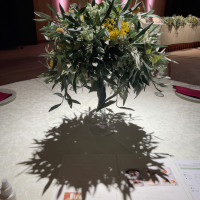 披露宴会場のテーブルにお花を飾り付けられます。