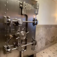 銀行として使われていた際の金庫が残っており通路にあります