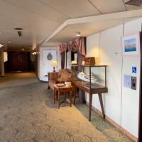 船内のソファや模型の展示