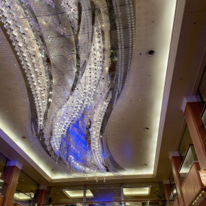 天井のシャンデリアが楽しめます。天の川をイメージしています。|652905さんのロイヤルパークホテルの写真(1736948)