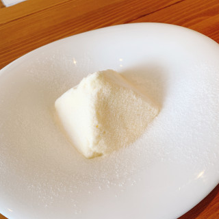 デザート　モンブランがメープル味のメレンゲに包まれている雪山