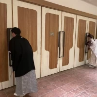 入場前の新郎新婦。スタッフさんが動画や写真を撮ってくれました