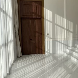 チャペルから披露宴会場方向へ向かう扉|653100さんのクラシカ ベイ クオーレの写真(1736588)