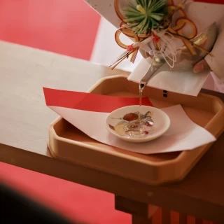 お酒を口に含む演出（器はプレゼントでもらえる）