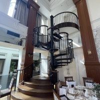 オックスフォード邸の披露宴会場にある螺旋階段です。