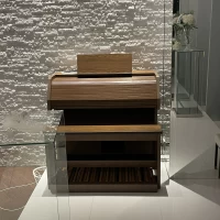 6階チャペルのピアノです。