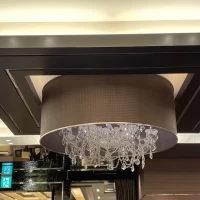 5階の披露宴会場のシャンデリアです。