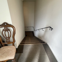 オックスフォード邸のロビーから新郎新婦控室へ繋がる階段です。