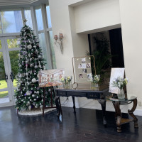 オックスフォード邸のロビーのクリスマスツリーと装飾です。