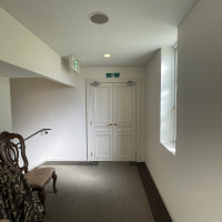 オックスフォード邸の2階の螺旋階段へ繋がる扉です。