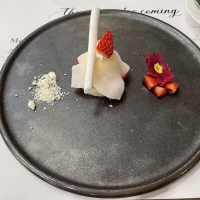 試食でいただいたアイスのデザートです。