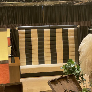 5階の披露宴会場前の控室のソファです。|653203さんのラグナヴェール 大阪（LAGUNAVEIL OSAKA）の写真(1752746)
