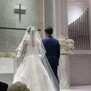 誓いのキス前、照明が薄緑