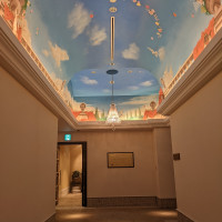 廊下の天井には青空と天使が写真に映え、廊下も楽しい雰囲気です