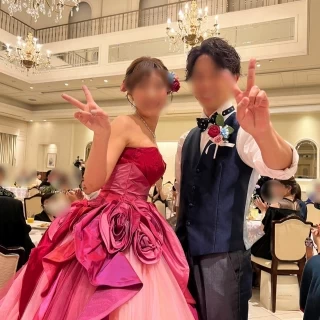 白を基調とした会場なのでカラードレスは映えます
