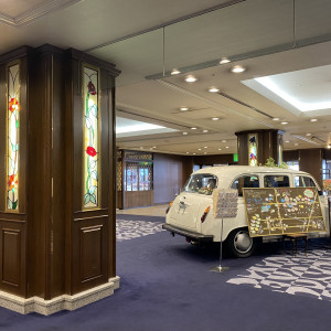 クラシックカーとステンドグラスが綺麗な入り口です|653436さんのホテル東日本宇都宮の写真(1739982)