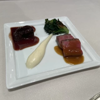 肉食べ比べ
ロースわさびソース
頬肉赤ワイン煮