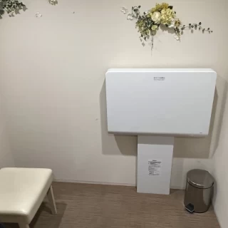 おむつ替えや授乳できる部屋がある。