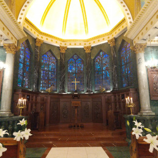 祭壇とステンドグラス