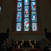 ステンドグラスと祭壇