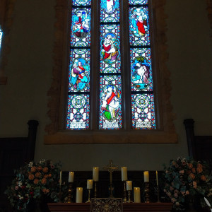 ステンドグラスと祭壇|653559さんの森の教会の写真(1916068)