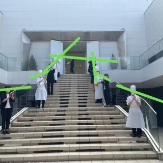 フラワーシャワー体験後の下から見た階段