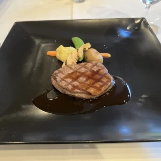 メインのステーキ