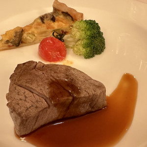 お肉料理。冷めていたが柔らかかった。|653605さんのW the style of wedding（ダブリューザスタイルオブウエディング）の写真(2163684)