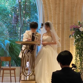結婚証明書にサイン