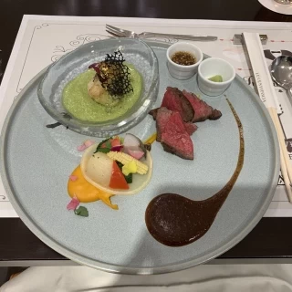 試食の魚料理と肉料理
