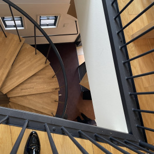 2階の挙式会場から1階へ降りる階段|654066さんのヴォヤージュ ドゥ ルミエール京都七条迎賓館の写真(1878854)