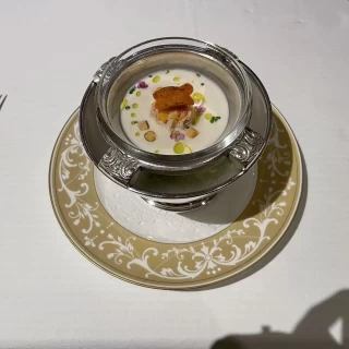 ウニと蟹が沢山入っていて、満足感がある前菜でした。