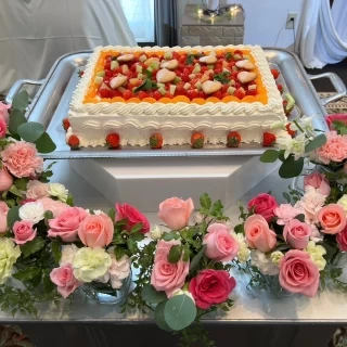 旦那さんがお菓子屋なので、持ち込みウェディングケーキです。