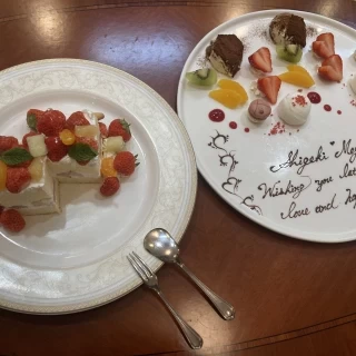 披露宴後のウエディングケーキとデザートプレート