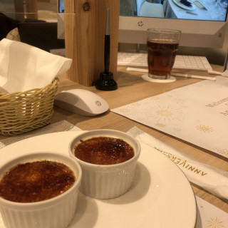試食会のデザートのプリン