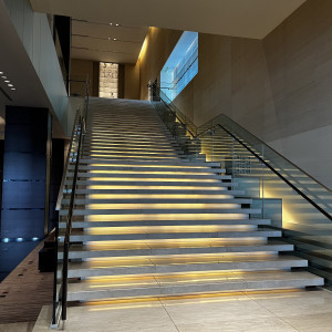 大階段でフラワーシャワーができるとのこと！|654220さんのコンラッド東京の写真(1745920)